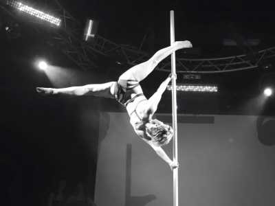 Pole dance, esibizioni e allenamenti
